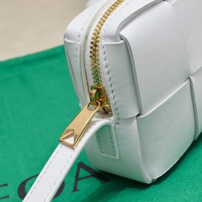 Batch 1120 Lazy and casual is the ultimate meaning of relaxation. Brick cassette has a unique quiet power, which is fashionable without losing aura🧩Classic weaving and neutral style can create a casual and high-end texture. The shoulder strap is adjustable and can be worn on one shoulder or under the armpit, and can be worn as a crossbody at will. Although it is a small size, it can actually hold a lot of belongings, and it is also very light~ This travertine green version of mine feels like it has given spring new vitality🍃 I will grab the versatile item first! Style number: 6816# Size: 18*9*3.5cm